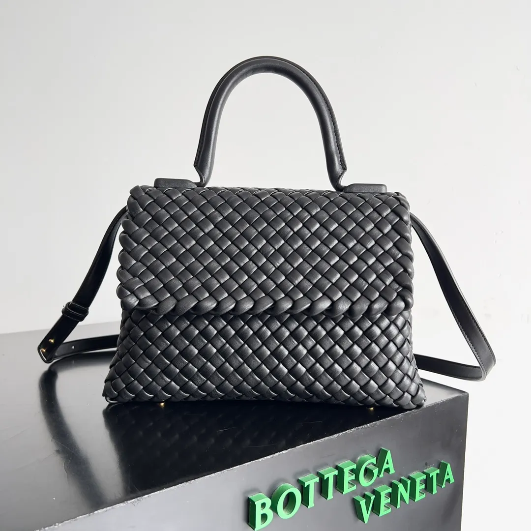 Batch 2320 BV patti bag is full of three-dimensional quilted leather strips. Low-key luxury is often hidden in details and craftsmanship. This bag opens and closes casually, and is simple and elegant overall. It is equipped with a detachable shoulder strap, which can be carried cross-body or carried by hand to match different outfits. The interior is designed with double layers and a small zippered compartment to ensure the safety of private items. No matter the capacity, shape or privacy, it is full of security when you go out. Style number: 776783 Size: 19*26*11cm